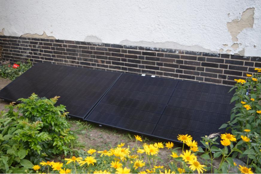 Die EcoFlow Powerstream Balkonkraftwerk Solarmodule stehen nebeneinander im Garten. 